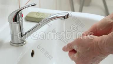 长者用自来水龙头洗手，详情-冠状病毒爆发时的卫生